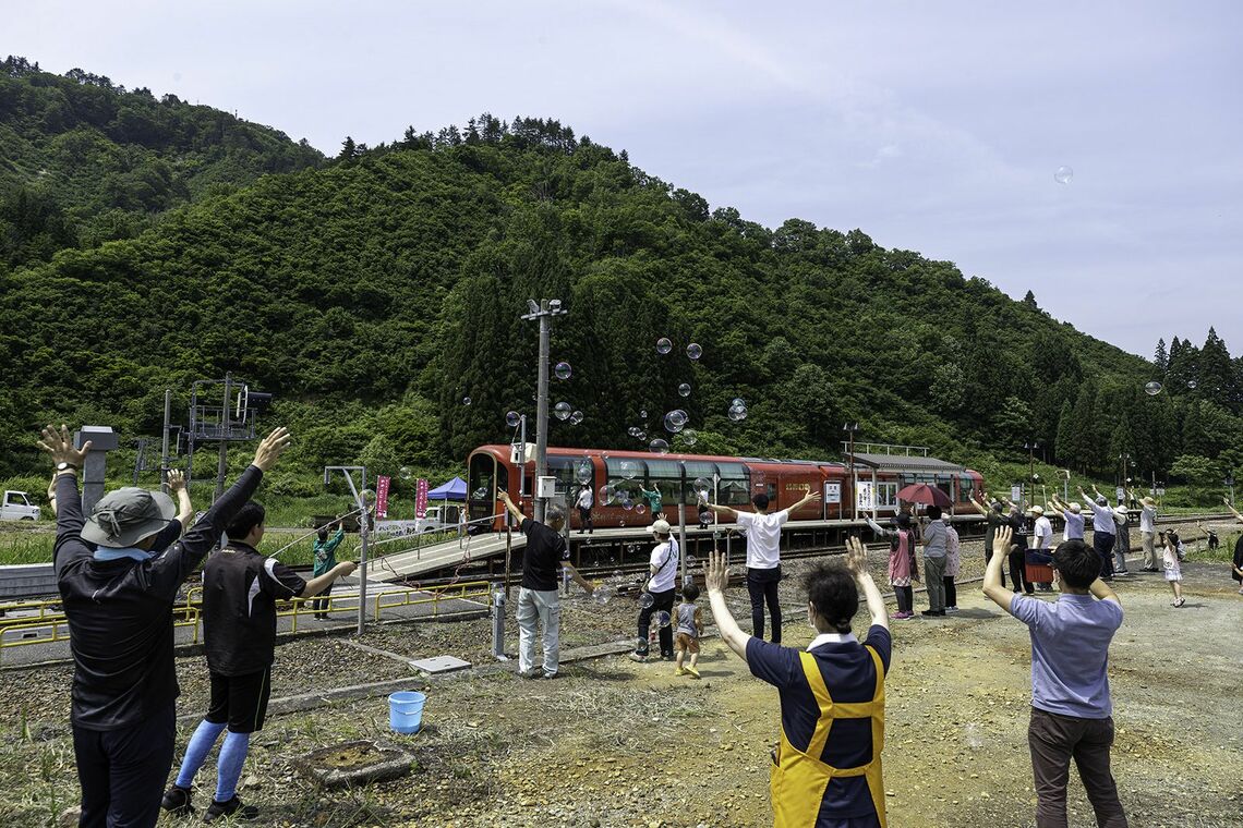 只見駅に繰り出した地元の人々 当日はスペシャルな 列車の運行を防災無線で伝えた自治体もあったと聞いた（写真：山井美希）