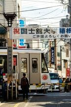 人通りの絶えない松陰神社前の商店街。国士舘大