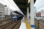 品川方のホームの端は結構狭い