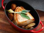 フランス産の仔牛のモモ肉をストーウブ鍋で仕上げている