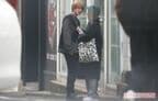 『推しの子』撮影中に休憩する櫻井海音