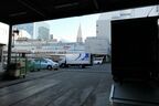 従業員用の出入り口から見た駅南側