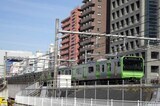 新大久保―高田馬場間を走る山手線のE235系電車（筆者撮影）