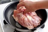 フライパンに鶏肉を投入