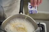  「サッポロ一番 塩ラーメン」のスープって、どこかカレーっぽい香り、しませんか？（写真：吉澤健太）