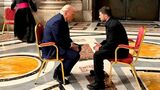 ローマ教皇フランシスコの葬儀前に会談したアメリカのトランプ大統領とウクライナのゼレンスキー大統領。両国の経済協定署名はどんな意味を持つのか、何がまだ足りないのか（写真提供：Ukrainian Presidential Press Office／AP／アフロ）