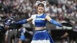 「ジンギスカンダンス」を踊るファイターズガール（写真：共同）
