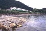 石巻線の万石浦付近を行く列車（撮影：南正時）