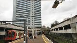 ロンドン地下鉄の地上駅ホーム。右上に防犯カメラがあるのがわかる（筆者撮影）
