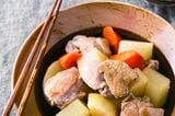 冬にほっこり。体に優しい味。鶏肉と冬野菜の煮もの（写真：『西川剛史のおいしすぎる冷凍レシピ』より）