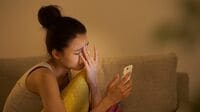 スマホを手放せない人が陥る｢ネガティブ地獄｣ 精神科医Tomy先生も共感！モヤモヤを消す方法