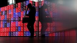 東京株式市場は一時初の6万7000円に､ソフトバンクグループが時価総額トップに躍り出たほかサンリオが大幅続伸