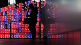 東京株式市場は一時初の6万7000円に､ソフトバンクグループが時価総額トップに躍り出たほかサンリオが大幅続伸
