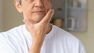 肌をチェックする人物