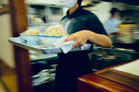 運ばれるどんぶり