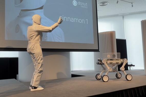 cinnamon 1と犬型ロボットcocoa