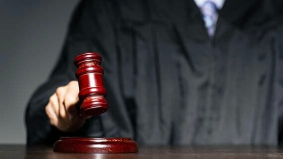木槌を叩く裁判官