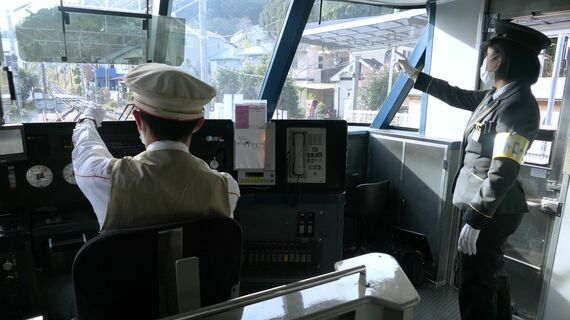 小田急乗務員室　助手席側の握り取っ手 小田急の運転席､他社と一味違う｢添乗者｣の任務 運転士｢実は孤独｣後輩も