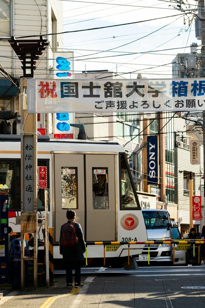 人通りの絶えない松陰神社前の商店街。国士舘大