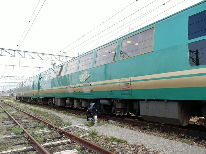 客席の窓の部分は傾斜が付けられている