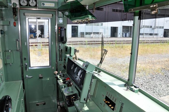 大型の窓で視界の広い運転台