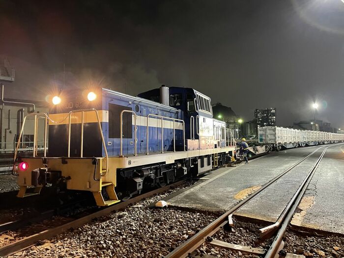 廃棄物コンテナを牽引して浮島線・末広町駅に入線した