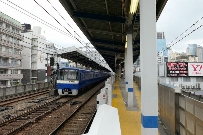 品川方のホームの端は結構狭い