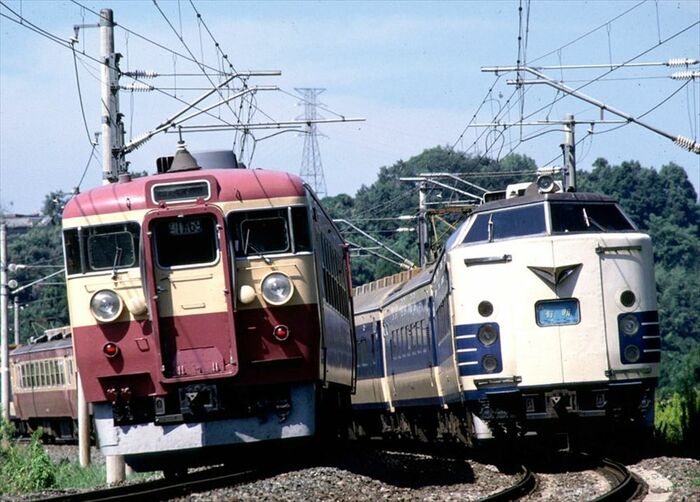 急行「ぎんなん」（左）と特急「有明」