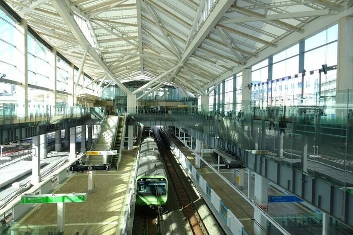 天井が高く明るい高輪ゲートウェイ駅の構内