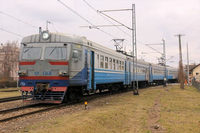 ウクライナへ引き返していくウクライナ鉄道の列車