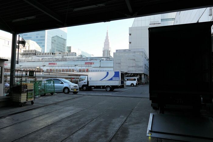 従業員用の出入り口から見た駅南側