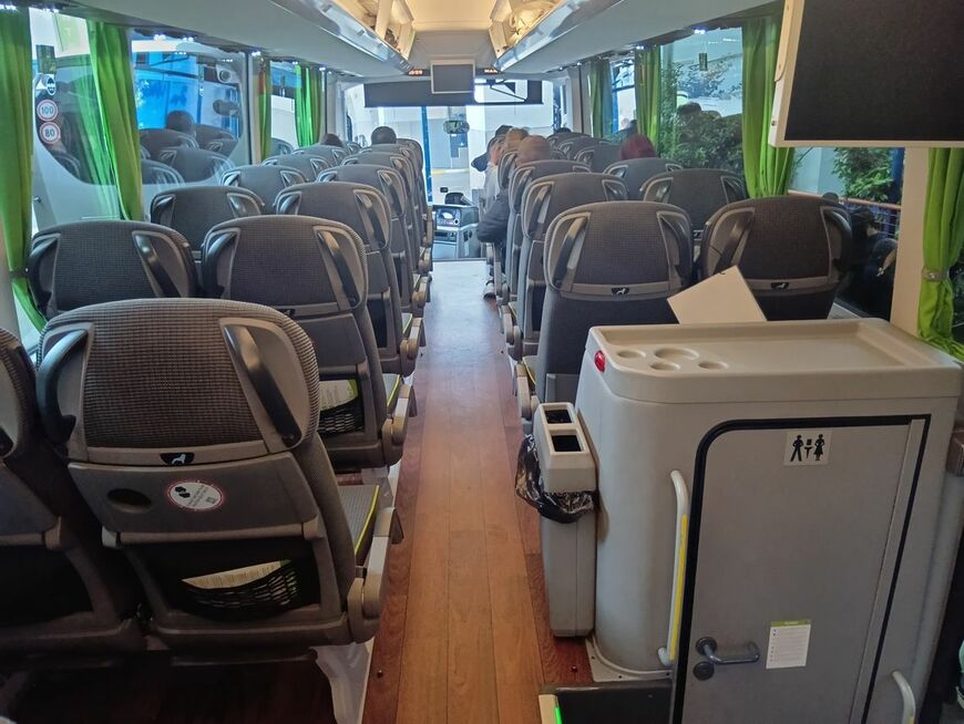 高速バス『フリックスバス』の車内はこんな感じ。クロアチアからハンガリーまで約4時間。Wi-Fi、USBポート、トイレ完備（写真：筆者撮影）