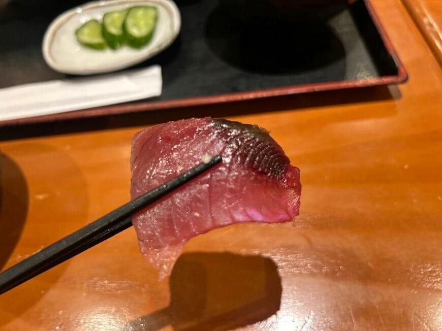 1480円の「魚河岸お刺身5点盛り定食」のカツオ（写真：筆者撮影）