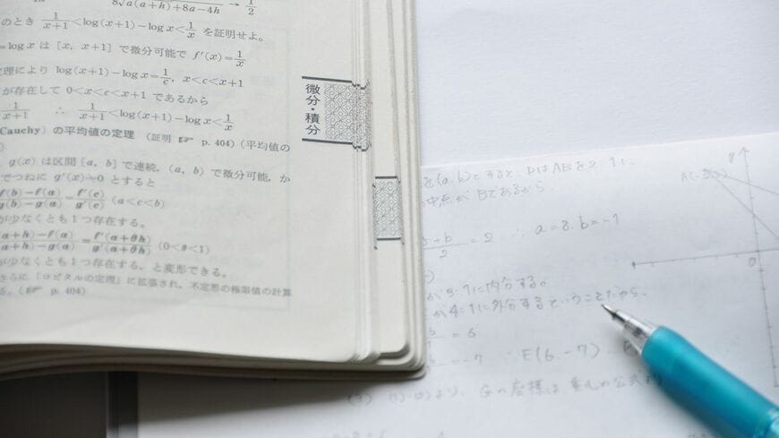 学校で教わる「微分積分」は、世の中でどう役に立っているのでしょうか（写真：kokano／PIXTA）