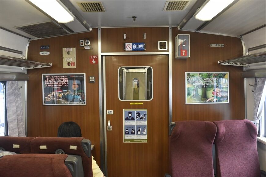 製造銘板やその他の表記が日本時代のままの車内（筆者撮影）