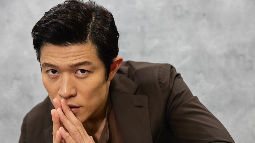 表現者としての“プロフェッショナル”と絶賛される、鈴木亮平さん。下積み時代の原動力、作品での役作りや40代のキャリアの過ごし方について聞いた（撮影：長田慶）