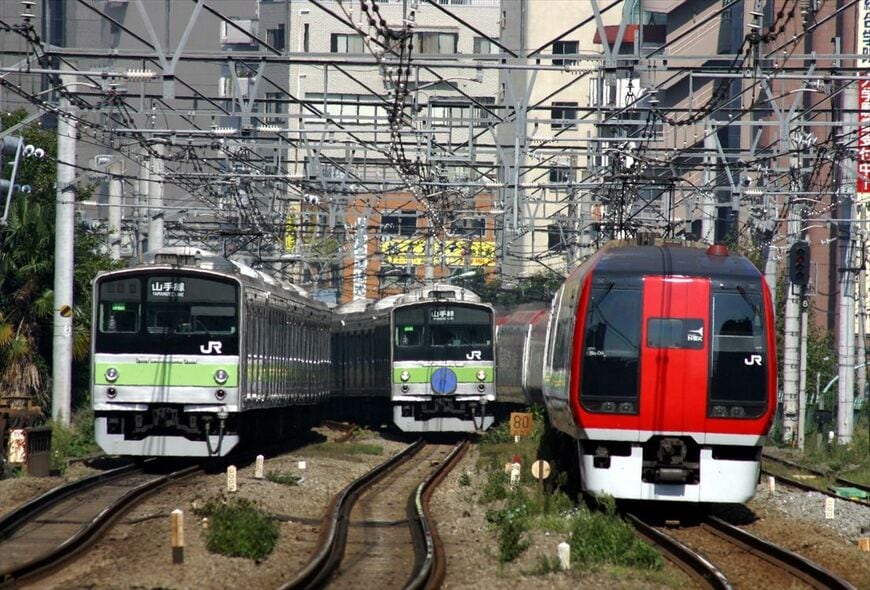渋谷付近を走る山手線の205系と「成田エクスプレス」253系（撮影：南正時）