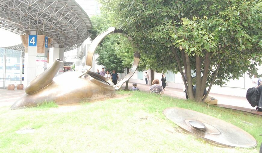 「やかん体、転倒する。」（三枝一将さんによるオブジェ）