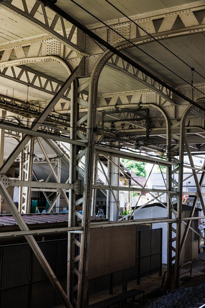 上福岡駅ホームにあるレールの支柱