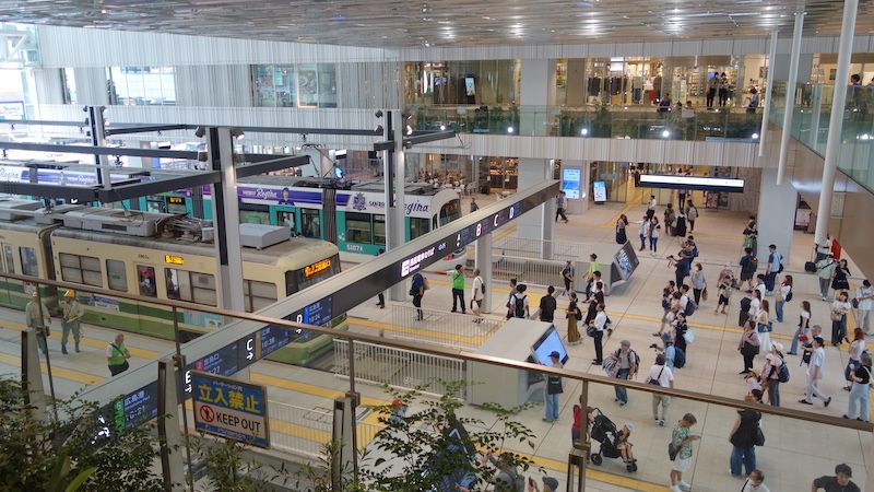 広島駅ビルの2階に乗り入れた広電の路面電車（筆者撮影）