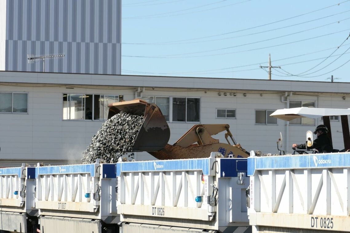 バラストは小田急エンジニアリングを通じて甲州砕石