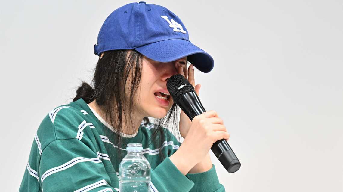 4月25日に記者会見を開いたADORのミン・ヒジン代表。着用していた帽子やシャツが売り切れるなど珍事も起きている（写真：アフロ）