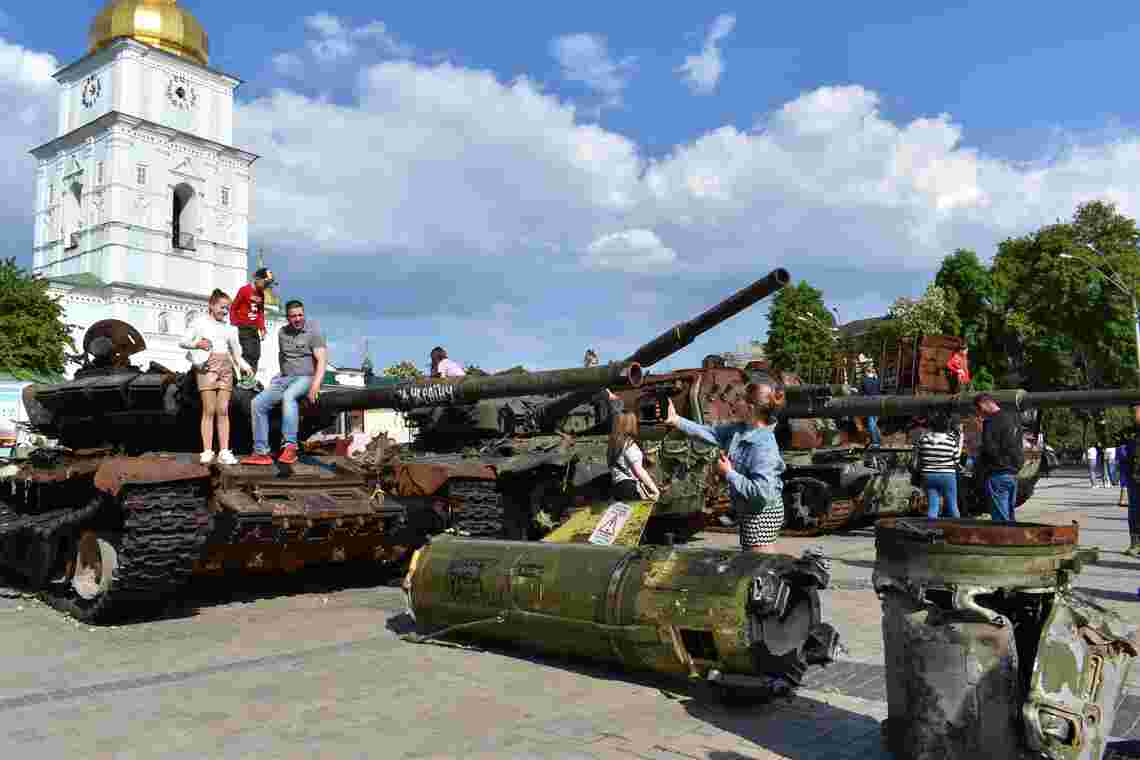 キーウ市内に展示されたロシアから捕獲された兵器の前で写真を撮る家族連れ
