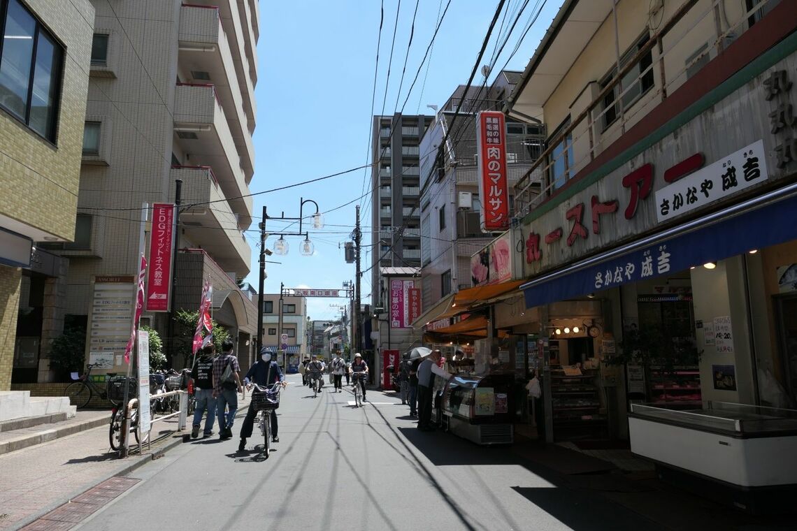 駅を背にして見た上板南口銀座。画面奥に川越街道が走る（記者撮影）