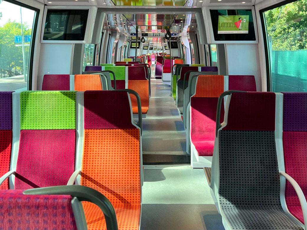 パリ郊外行きの列車内