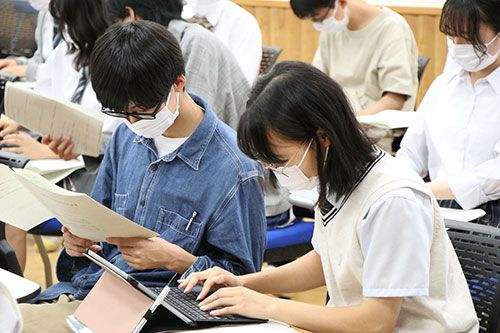 1～3年生は制服、4～6年生は私服も可。後期課程になるにつれて自主・自立を軸とした指導にシフト（写真：小石川中等教育学校提供）