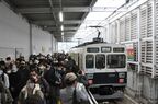 全線再開日の別所線上田駅。終日多くの人でにぎわった