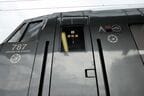 運転室の側面。前方の窓の形も独特だ