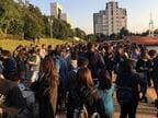 10分足らずのあいだに人数はふくれあがった