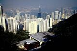 ピークトラムの駅上から見下ろした香港の街＝1995年（筆者撮影）